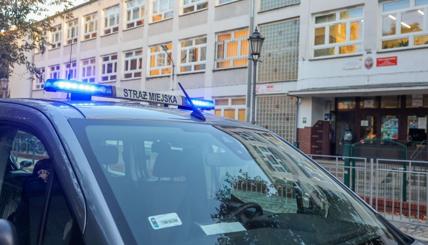 Patrole policji i straży miejskiej odbywał się m.in. w rejonie szkoły przy ul. Menniczej, 09.10.2026 r.