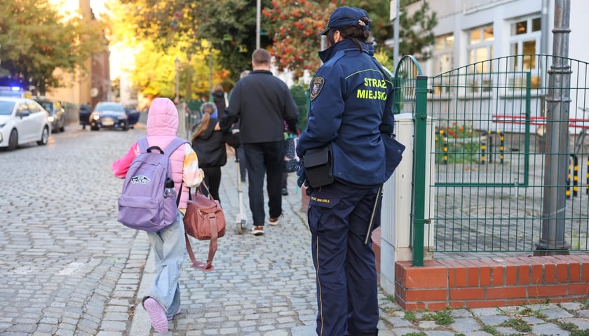 Patrole policji i straży miejskiej odbywał się m.in. w rejonie szkoły przy ul. Menniczej, 09.10.2026 r.
