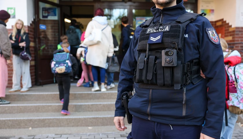 Patrole policji i straży miejskiej odbywał się m.in. w rejonie szkoły przy ul. Menniczej, 09.10.2026 r.