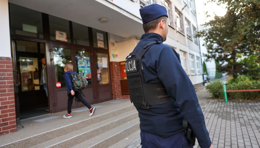 Patrole policji i straży miejskiej odbywał się m.in. w rejonie szkoły przy ul. Menniczej, 09.10.2026 r.