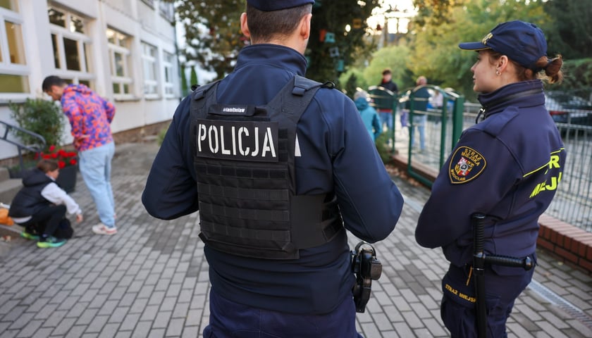 Patrole policji i straży miejskiej odbywał się m.in. w rejonie szkoły przy ul. Menniczej, 09.10.2026 r.