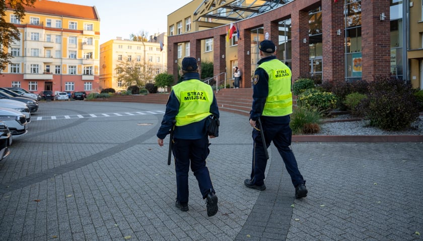 Partol straży miejskiej przed szkołą przy ul. św. Jerzego, 09.10.2026 r.