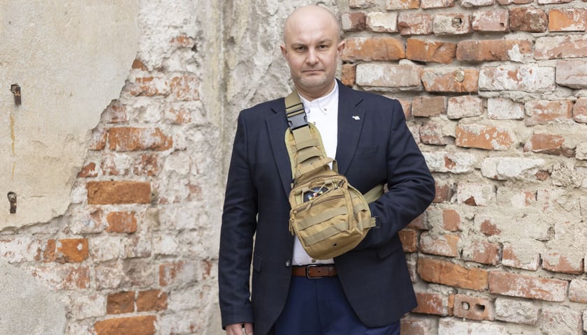 Piotr Kaszuwara, dziennkarz i korespondent wojenny. Od 2022 roku prowadzi Fundację UA Future zaangażowaną w ratowanie ludzkiego życia na linii frontu w Ukrainie. Laureat 30 Kreatywnych Wrocławia 2025.