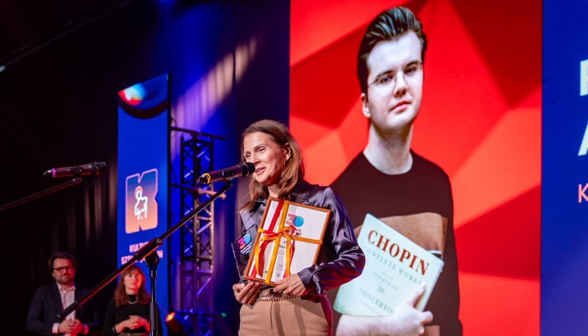 <p>Gala 30 Kreatywnych Wrocławia 2026 we Wrocławskim Centrum Kongresowym. Wśr&oacute;d laureat&oacute;w był Piotr Alexewicz, laureat Konkursu Chopinowskiego. Dyplom w jego imieniu odebrała mama.</p>