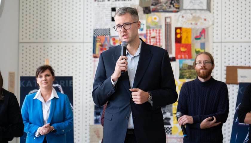 <p>Adrian Staniszewski, wiceprezes ARAW S.A. Konferencja prasowa poświęcona konkursowi 30 Kreatywnych Wrocławia 2027</p>