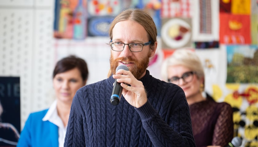 Krzysztof Kołodziejczak, prezes Klubu Sympatyk&oacute;w Transportu Miejskiego, laureata Kreatywnych Wrocławia 2026. Konferencja prasowa poświęcona konkursowi 30 Kreatywnych Wrocławia 2027