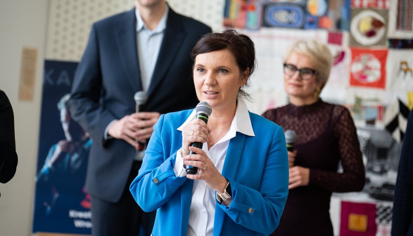 <p>Magdalena Okulowska, prezes ARAW. S.A. Konferencja prasowa poświęcona konkursowi 30 Kreatywnych Wrocławia 2027</p>
