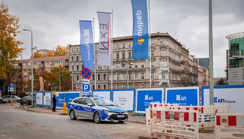 250-kilogramowy ładunek został znaleziony na budowie przy ul. Kolejowej. Teren zabezpiecza policja i straż miejska, 19.10.2026 r.