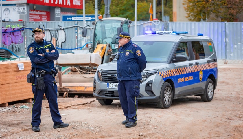 250-kilogramowy ładunek został znaleziony na budowie przy ul. Kolejowej. Teren zabezpiecza policja i straż miejska, 19.10.2026 r.