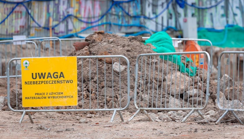 250-kilogramowy ładunek został znaleziony na budowie przy ul. Kolejowej. Teren zabezpiecza policja i straż miejska, 19.10.2026 r.