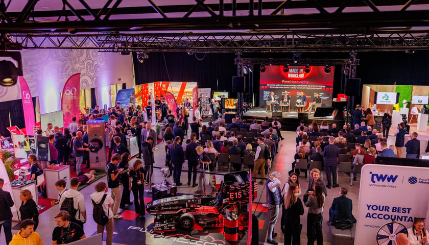 Widok na halę z wystawcami podczas EXPO Made in Wrocłąw 2025