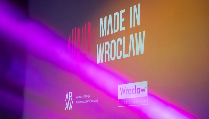 Ekran na scenie na którym wyświetlony jest napis Made in Wrocław