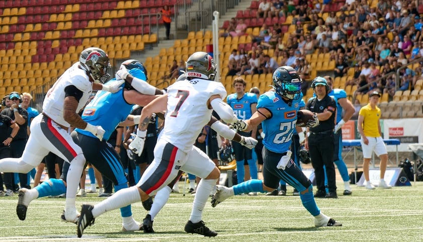 Sportowa walka pomiędzy zawodnikami Panthers Wrocław i Centurions Cologne w czasie ostatniego spotkania na Stadionie Olimpijskim