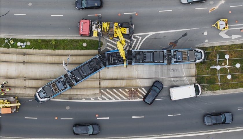 Zderzenie tramwaju z samochodem osobowym na ul. Dmowskiego, 28 lipca 2025 r
