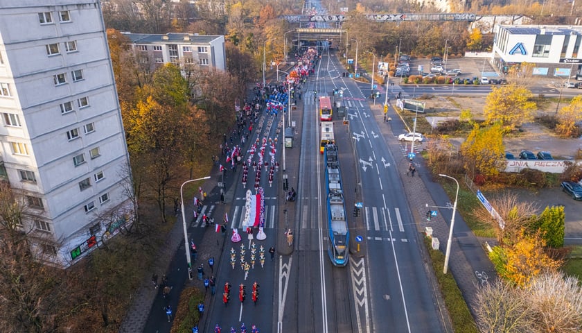 Radosna Parada Niepodległości przeszła z Centrum Historii Zajezdnia przy ul. Grabiszyńskiej na wrocławski Rynek