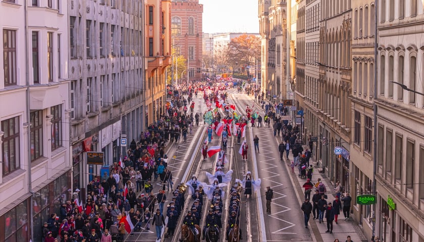 Radosna Parada Niepodległości przeszła z Centrum Historii Zajezdnia przy ul. Grabiszyńskiej na wrocławski Rynek