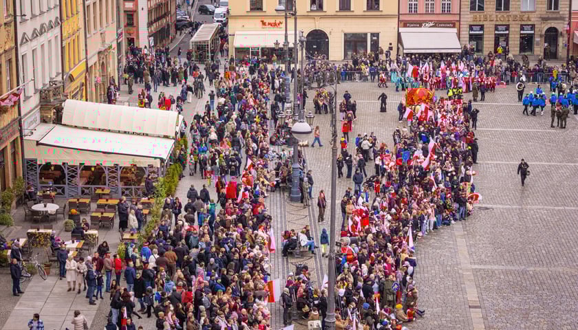 Radosna Parada Niepodległości przeszła z Centrum Historii Zajezdnia przy ul. Grabiszyńskiej na wrocławski Rynek
