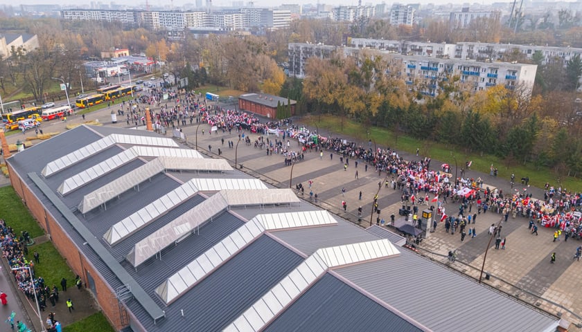 Radosna Parada Niepodległości przeszła z Centrum Historii Zajezdnia przy ul. Grabiszyńskiej na wrocławski Rynek
