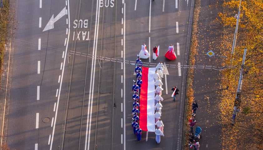 Radosna Parada Niepodległości przeszła z Centrum Historii Zajezdnia przy ul. Grabiszyńskiej na wrocławski Rynek