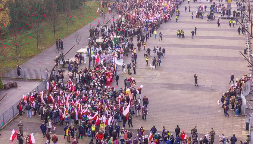 Radosna Parada Niepodległości przeszła z Centrum Historii Zajezdnia przy ul. Grabiszyńskiej na wrocławski Rynek