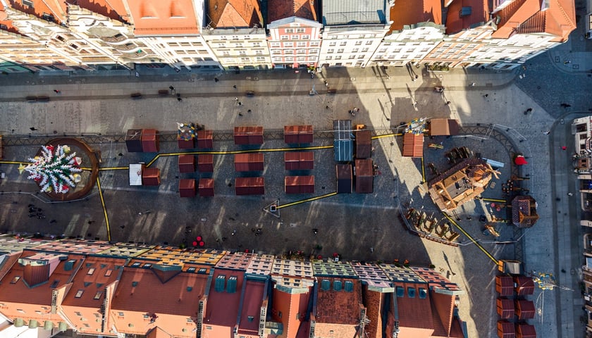 Budowa Wrocławskiego Jarmarku Bożonarodzeniowego, 19 listopada 2025