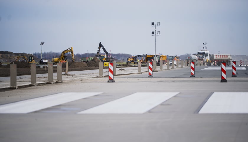 Budowa na wrocławskim lotnisku - powstaje tu m.in droga szybkiego zjazdu, nowa płyta postojowa, płyta do odladzania, droga kołowania o długości 2,5 kilometra
