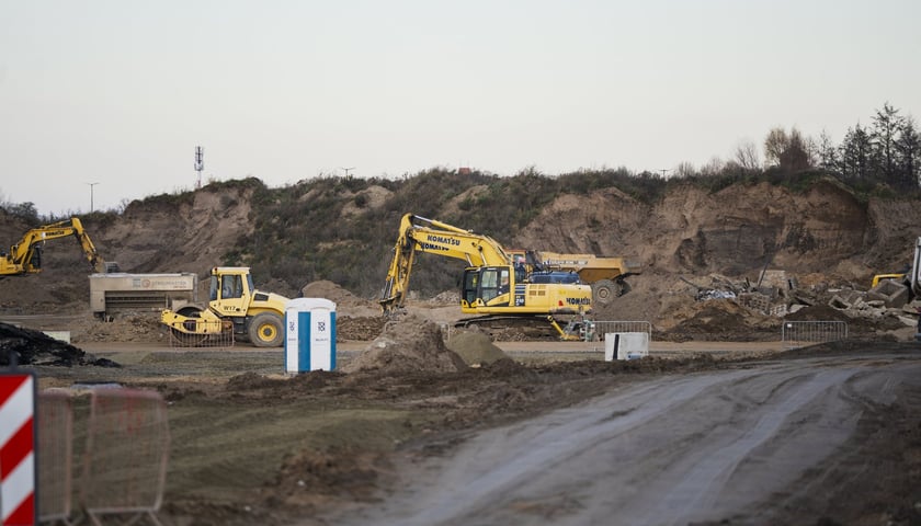 Budowa na wrocławskim lotnisku - powstaje tu m.in droga szybkiego zjazdu, nowa płyta postojowa, płyta do odladzania, droga kołowania o długości 2,5 kilometra