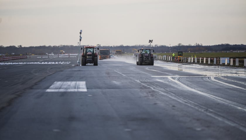 Budowa na wrocławskim lotnisku - powstaje tu m.in droga szybkiego zjazdu, nowa płyta postojowa, płyta do odladzania, droga kołowania o długości 2,5 kilometra