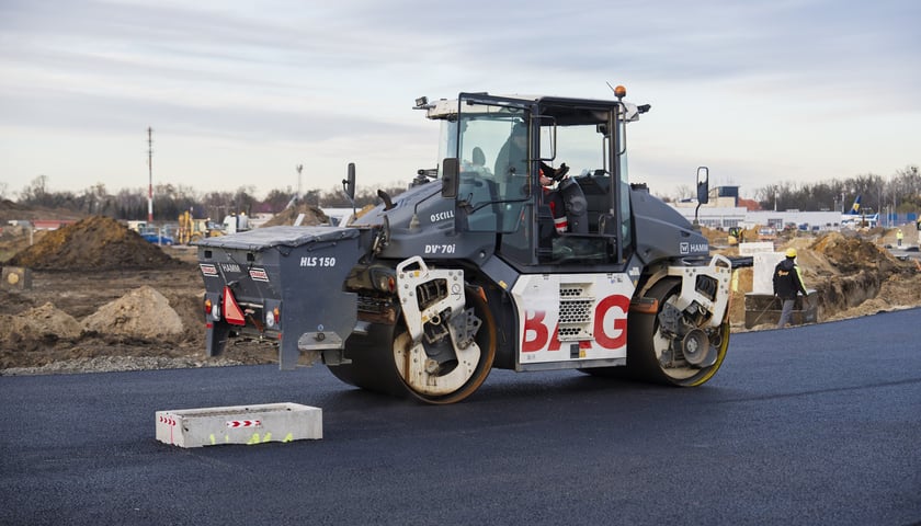 Budowa na wrocławskim lotnisku - powstaje tu m.in droga szybkiego zjazdu, nowa płyta postojowa, płyta do odladzania, droga kołowania o długości 2,5 kilometra
