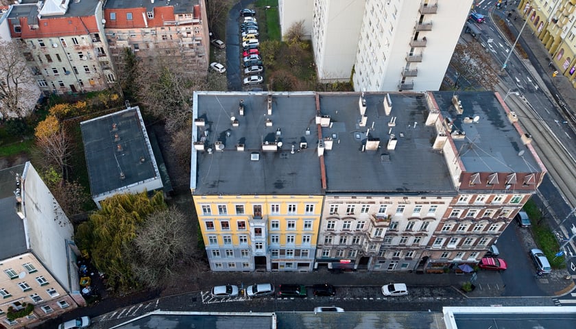 Kamienica wspólnotowa Cybulskiego 19 w listopadzie 2025