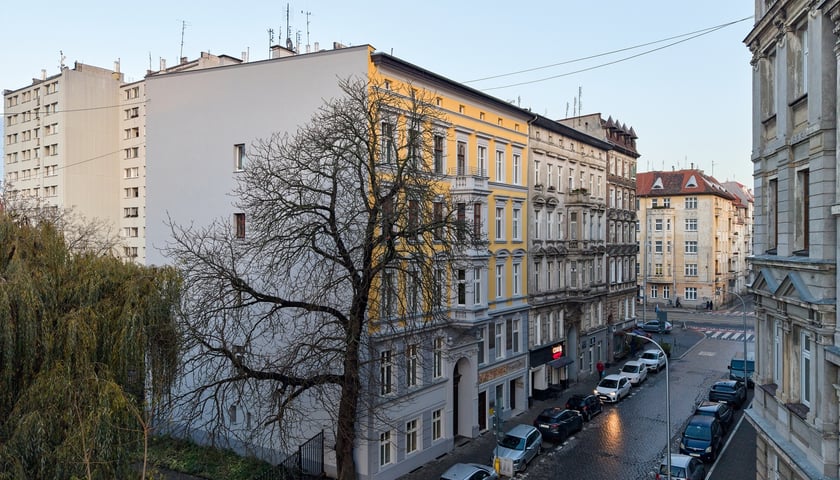 Kamienica wspólnotowa Cybulskiego 19 w listopadzie 2025