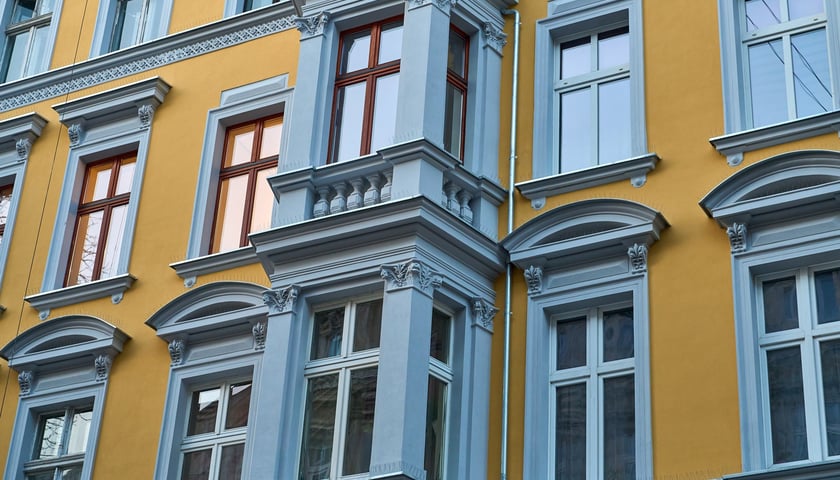 Kamienica wspólnotowa Cybulskiego 19 w listopadzie 2025