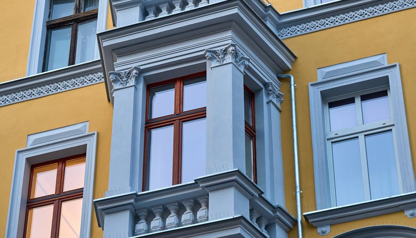 Kamienica wspólnotowa Cybulskiego 19 w listopadzie 2025