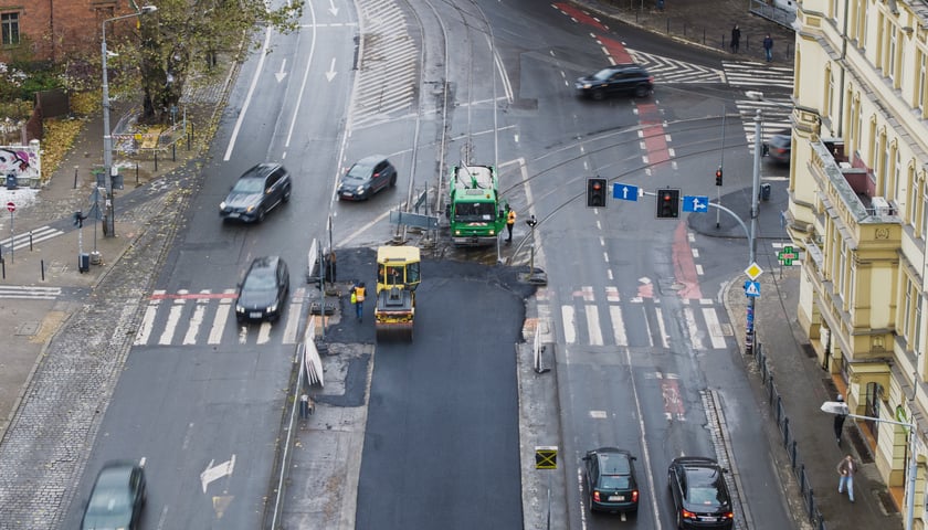 Drogowcy układający warstwę bitumiczną na Drobnera