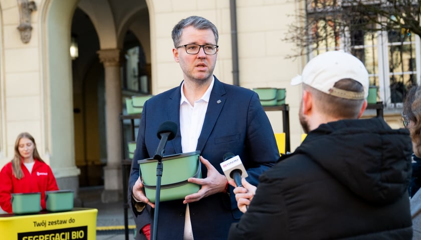 <p>Adrian Staniszewski: Wykorzystanie ponowne bioodpad&oacute;w ma bardzo wiele korzyści, a wrzucenie ich do zmieszanych śmieci nie daje korzyści żadnych</p>