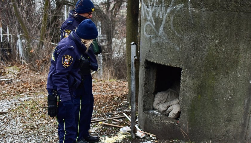 <p>Ludzie żyjący na ulicy szukają r&oacute;żnych miejsc, kt&oacute;re zimą dają schronienie</p>
