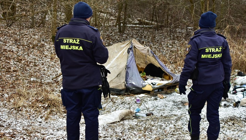 <p>Śpią w namiotach, we wnękach, w przejsciach podziemnych, altanach działkowych i wiatach śmietnikowych</p>