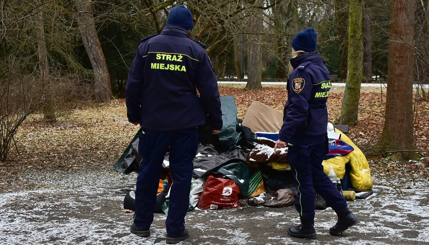 <p>Towarzyszyliśmy straży miejskiej podczas patrolu w mroźny dzień. Szukaliśmy os&oacute;b w kryzysie bezdomności zagrożonych wychłodzeniem</p>