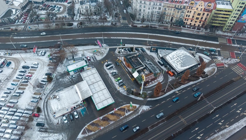 Widok na działkę z budynkami przeznaczonymi do rozbiórki: stacją paliw, restauracją i pawilonem (luty 2026)