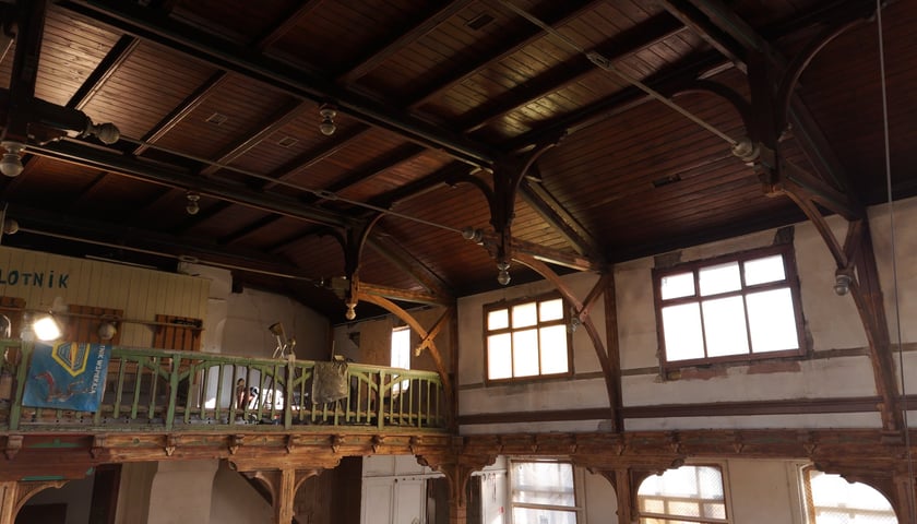 <p>Wewnątrz hali także trwają prace - pod okiem konserwatora zabytk&oacute;w</p>