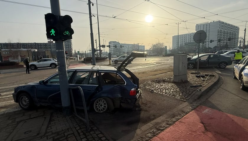 Wypadek przy skrzyżowaniu Bardzkiej i Armii Krajowej - 27 lutego