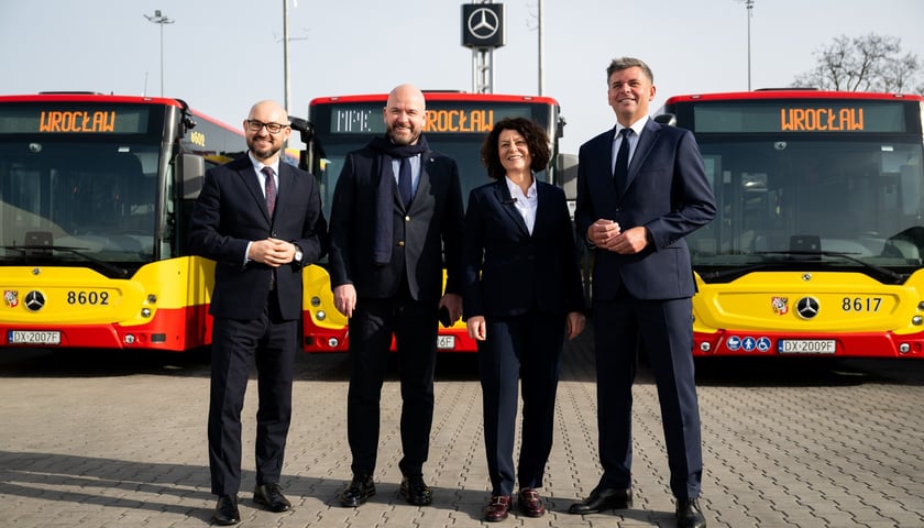 Prezes MPK Witold Woźny, prezydent Wrocławia Jacek Sutryk, prezes Daimler Buses Polska Mirosława Rudzka i wiceprezes MPK Wrocław Przemysław Nowicki przed nowymi autobusami Mercedes Conecto, które niebawem wyjadą na wrocławskie ulice