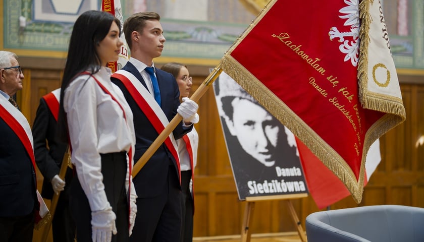 Uroczystość odsłonięcia tablicy poświęconej ppor. Danucie Siedzikównie „Ince” w I LO we Wrocławiu
