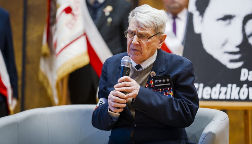 Uroczystość odsłonięcia tablicy poświęconej ppor. Danucie Siedzikównie „Ince” w I LO we Wrocławiu. Kapitan Stanisław Wołczaski, powstanie warszawski, żołnierz Armii Krajowej.