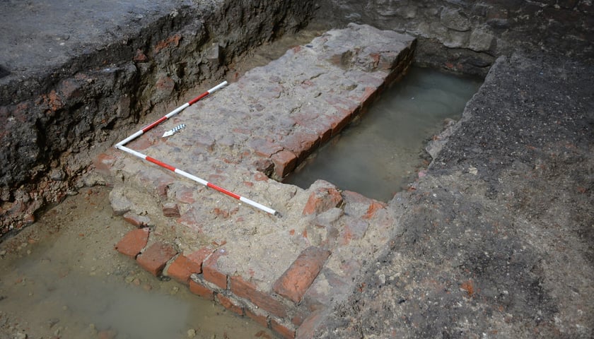 Relikty średniowiecznego muru w podziemiach budynku przy ul. Szewskiej