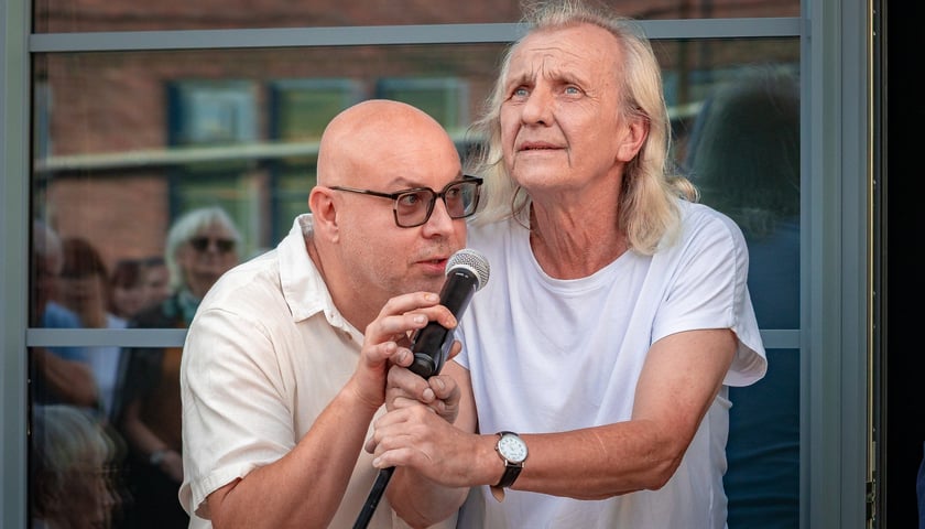 <p>Tomasz Opania i Jerzy Kosałka, wydarzenie "Kraftpostfest! Wędrowcy" z urodzinami Anny Szpakowskiej-Kujawskiej</p>