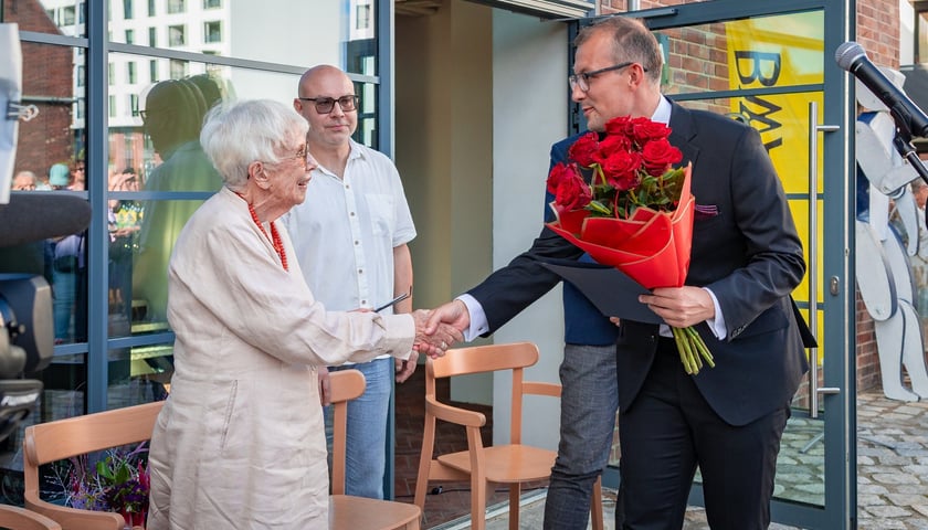 <p>Anna Szpakowska-Kujawska i Mateusz Żak, wydarzenie "Kraftpostfest! Wędrowcy" z urodzinami Anny Szpakowskiej-Kujawskiej</p>