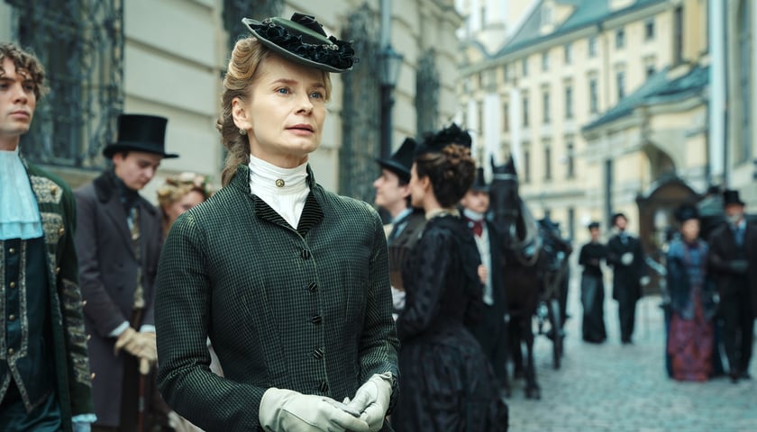<p>Magdalena Cielecka jako Kazimiera Wąsowska na planie "Lalki", w tle pl. Uniwersytecki we Wrocławiu.&nbsp;</p>