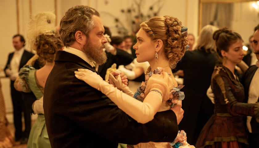 <p>Sandra Drzymalska (Izabela Łęcka) i Tomasz Schuchardt (Wokulski). Zdjęcia z planu serialu "Lalka" Netflixa</p>