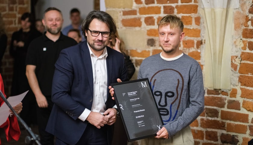 <p>Jarosław Perduta, dyrektor Departamentu Kultury i Sportu UMW i Przemek Branas, laureat Nagrody Prezydenta Wrocławia. Triennale Rysunku Wrocław 2026 RMX w Muzeum Architektury&nbsp;</p>